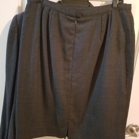 Dark gray Novella Bloom suit with detachable fur cuff - Picture 6 of 7